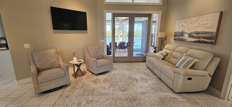 Smart TV. Cute Coastal Retreat with Heated Pool & Gulf Access