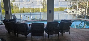 Utendørsbasseng og et oppvarmet basseng