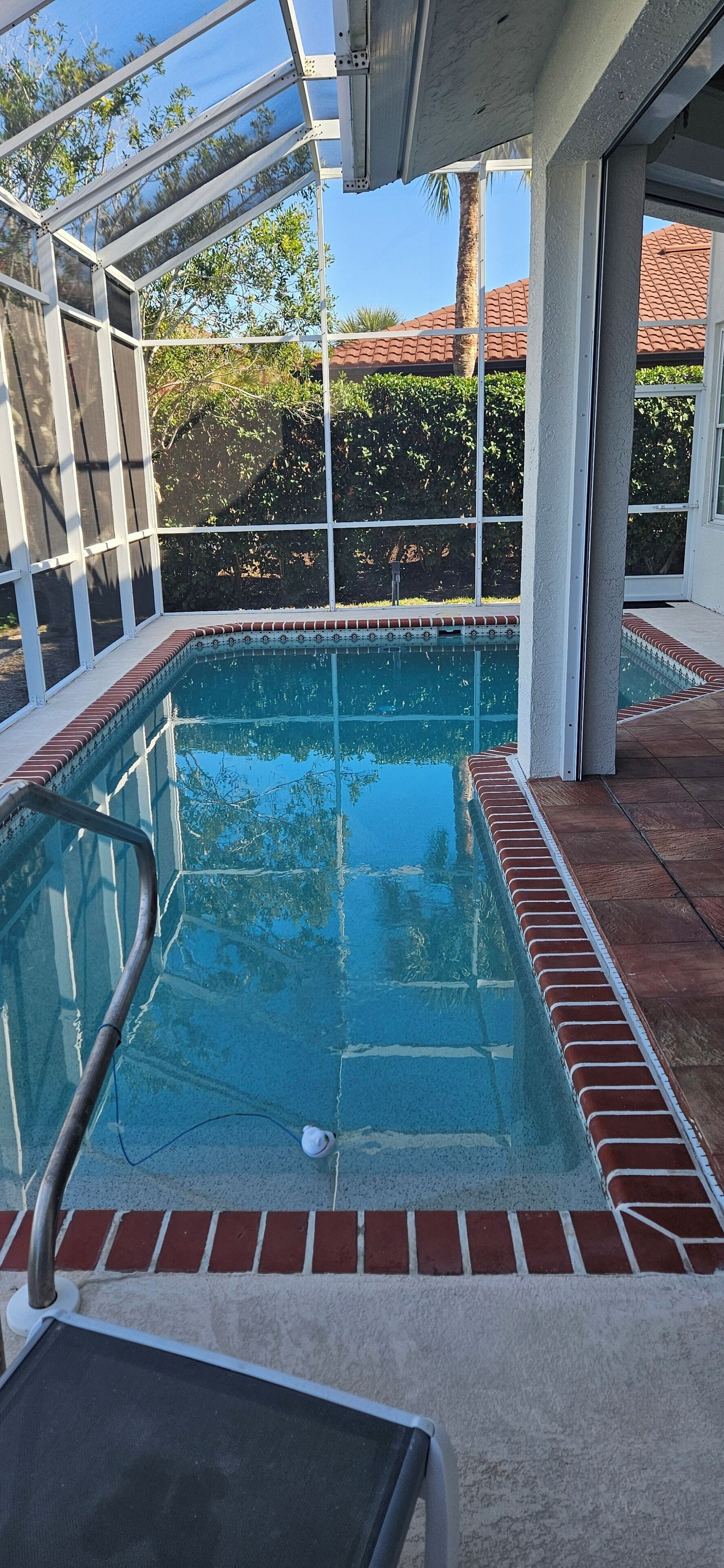 Een buitenzwembad en een verwarmd zwembad