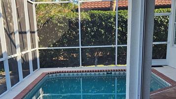 Een buitenzwembad en een verwarmd zwembad