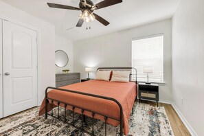 3 bedrooms, iron/ironing board, free WiFi, bed sheets - Newly Renovated 3 bedroom home near Texas A&M (Bryan)