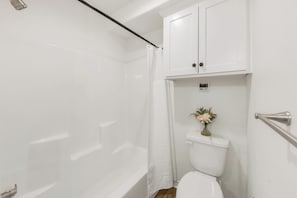 Douche, sèche-cheveux, serviettes fournies, savon