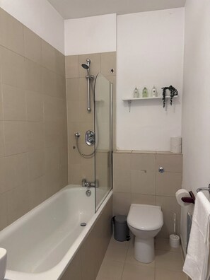 Serviettes fournies, savon, papier toilette