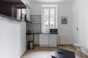 Fridge, microwave, coffee/tea maker, electric kettle - Studio de charme et cosy au cœur de Alésia (Paris)