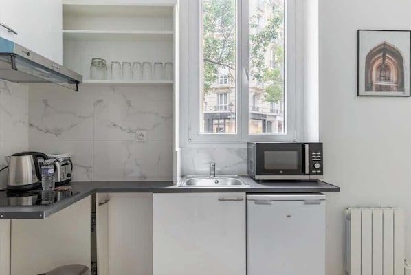 Fridge, microwave, coffee/tea maker, electric kettle - Studio de charme et cosy au cœur de Alésia (Paris)