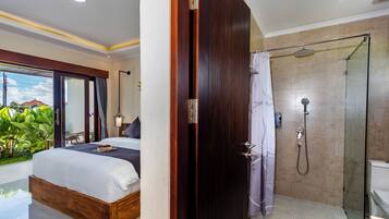 Camera doppia, 1 letto king, balcone, vista giardino | Bagno | Pantofole, asciugamani, sapone, shampoo