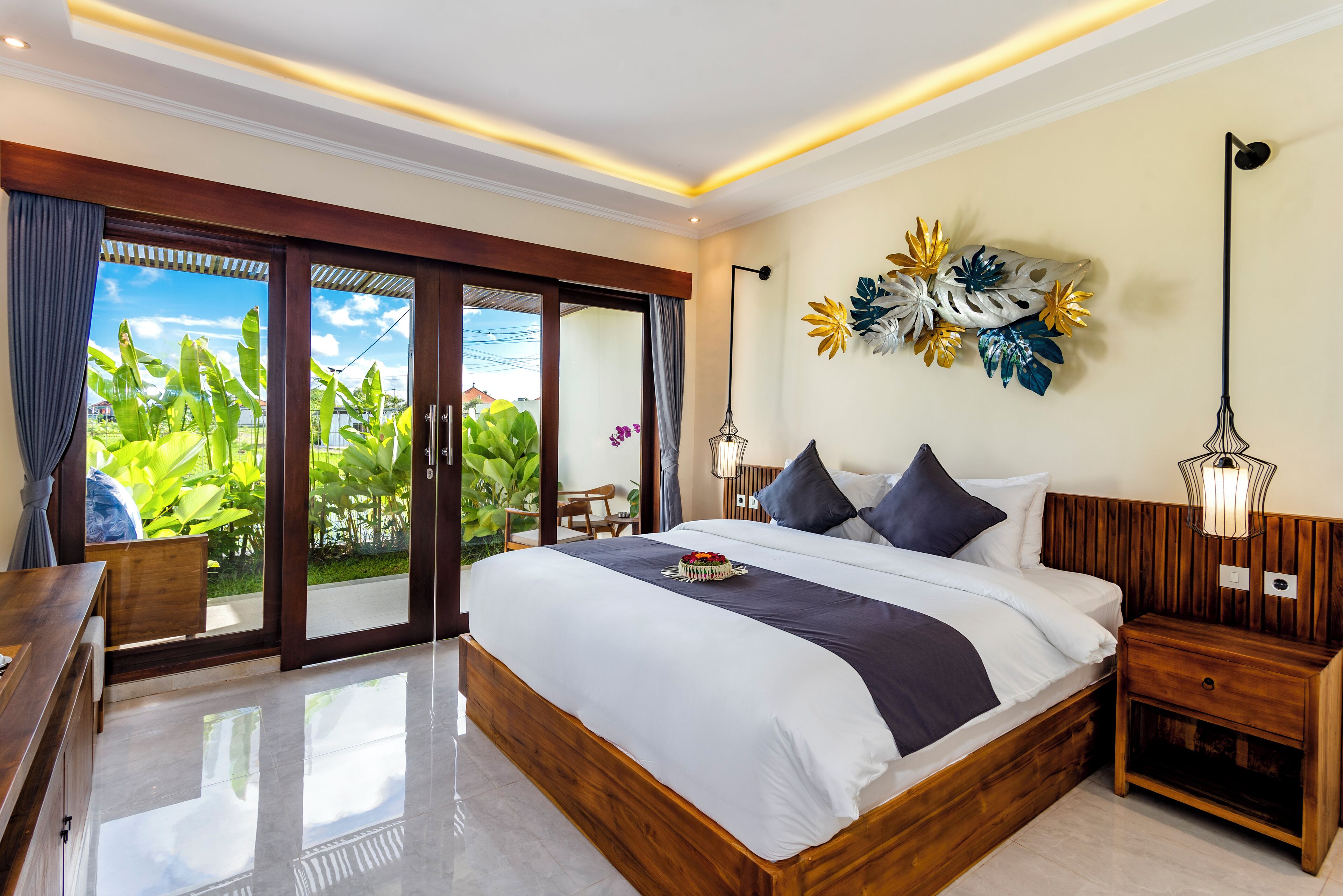 Quarto casal, 1 cama King, sacada, vista para o jardim | Escrivaninha, espaço de trabalho para notebook, Wi-Fi de cortesia