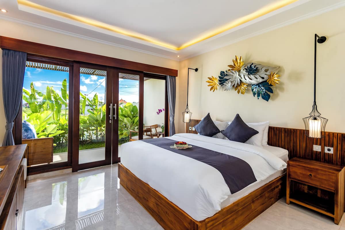 Quarto casal, 1 cama King, sacada, vista para o jardim | Escrivaninha, espaço de trabalho para notebook, Wi-Fi de cortesia