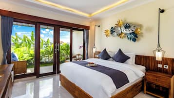 Chambre double, 1 très grand lit, balcon, vue sur le jardin | Bureau, espace de travail pour ordinateurs portables