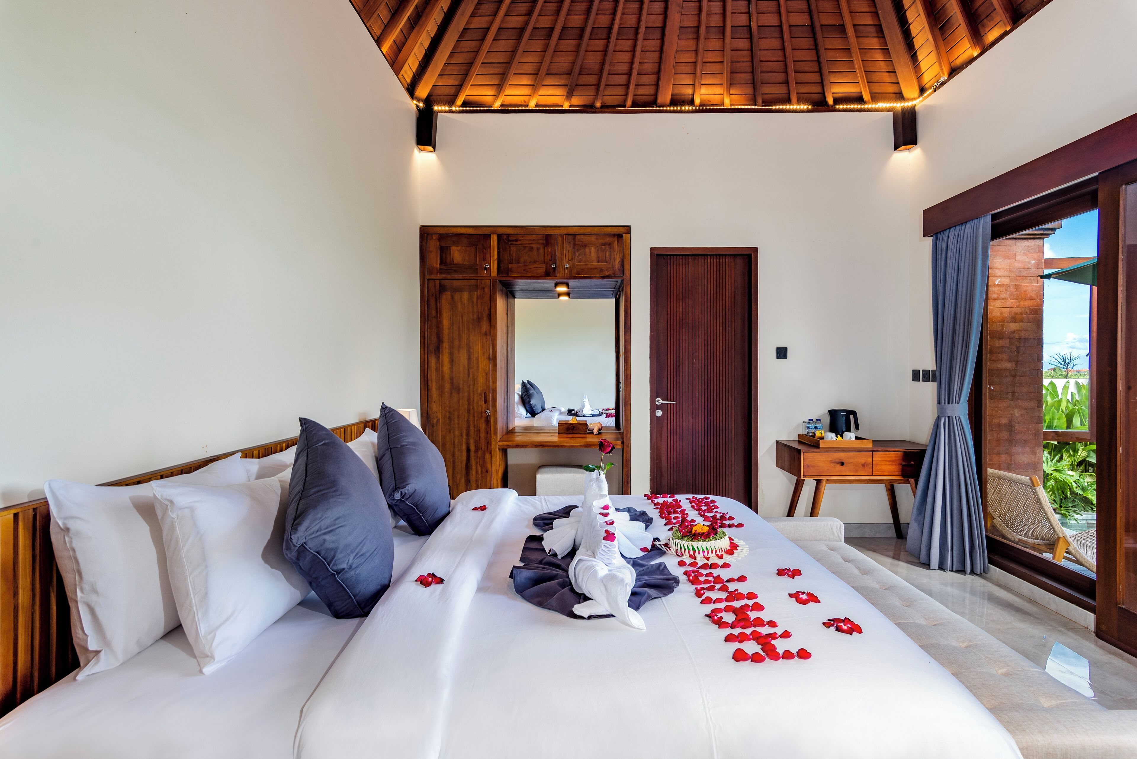 Suite de lujo, 1 cama de matrimonio grande, piscina privada, vistas al jardín | Escritorio, espacio para trabajar con un portátil, wifi gratis