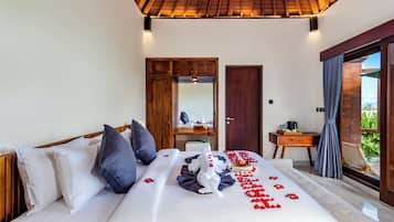 Suite de lujo, 1 cama de matrimonio grande, piscina privada, vistas al jardín | Escritorio, espacio para trabajar con un portátil, wifi gratis