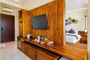 Quarto casal, 1 cama King, sacada, vista para o jardim | Escrivaninha, espaço de trabalho para notebook, Wi-Fi de cortesia