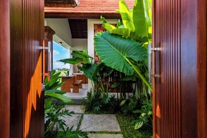 Luxury-Suite, 1 King-Bett, eigener Pool, Gartenblick | Unterkunftsgelände