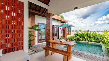 Suíte superluxo, 1 cama King, piscina particular, vista para o jardim | Piscina | Piscina externa