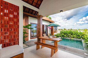 Suíte superluxo, 1 cama King, piscina particular, vista para o jardim | Piscina | Piscina externa