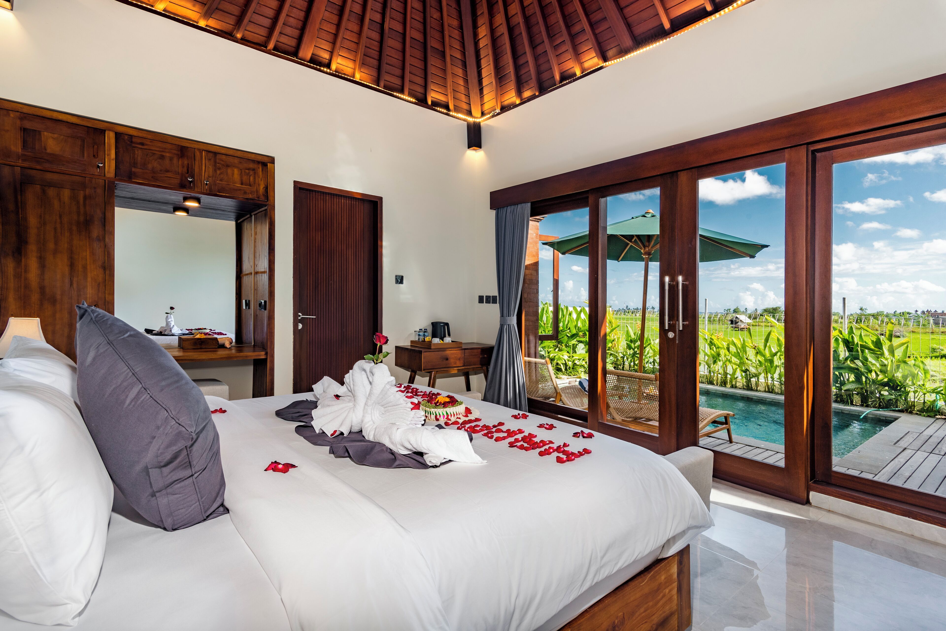 Suíte superluxo, 1 cama King, piscina particular, vista para o jardim | Escrivaninha, espaço de trabalho para notebook, Wi-Fi de cortesia