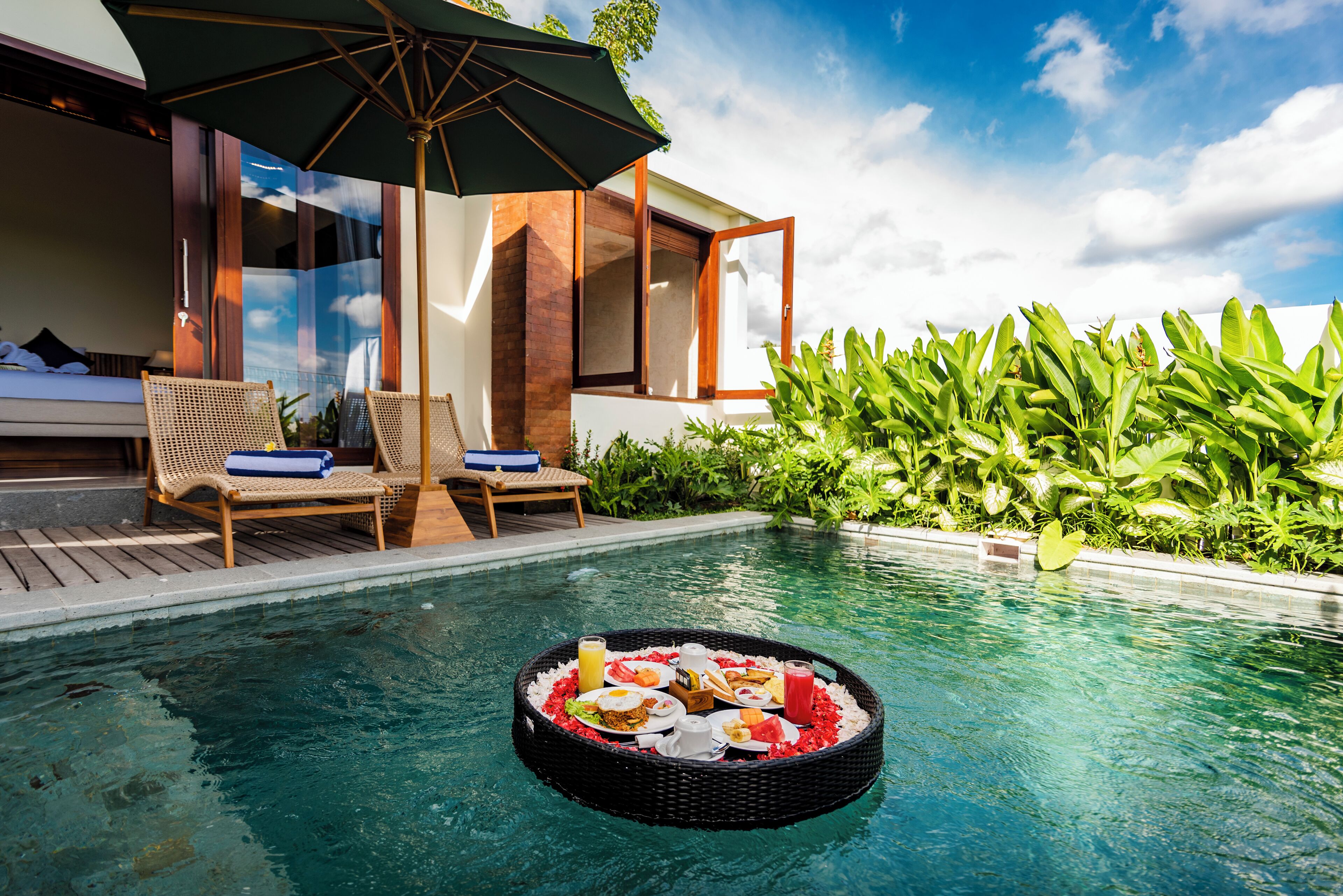ラグジュアリー スイート キングベッド 1 台 プライベートプール ガーデンビュー | プール | 屋外プール
