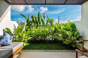 Quarto casal, 1 cama King, sacada, vista para o jardim | Escrivaninha, espaço de trabalho para notebook, Wi-Fi de cortesia