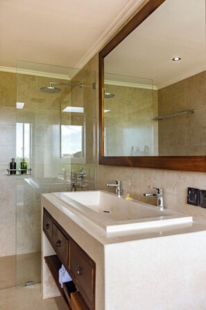Suite luxueuse, 1 trÚs grand lit, piscine privée, vue sur le jardin | Salle de bain | Pantoufles, serviettes fournies, savon, shampooing