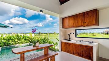 Suite Luxury, 1 letto king, piscina privata, vista giardino | Ristorazione all'aperto