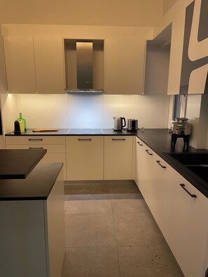 Fridge, oven, stovetop, dishwasher - Luxury residence on Mavromatheon view Acropolis 2 bedrooms 2 bathrooms (Athina)