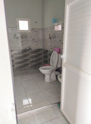 Regadera, bidet, toallas, jabón 