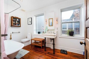 Asciugacapelli, asciugamani, sapone, shampoo