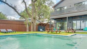 A modern house with a swimming pool, outdoor seating, and a covered patio. - Mstr dwn! Pool, DiscGolf, ZipLine, FirePit (Canyon Lake)