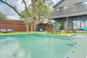 A modern house with a swimming pool, outdoor seating, and a covered patio. - Mstr dwn! Pool, DiscGolf, ZipLine, FirePit (Canyon Lake)