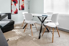 Dining - Private entrance, full kitchen and quick tram ride to Manchester (Chorlton-cum-Hardy)