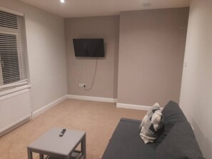 TV - Private entrance, full kitchen and quick tram ride to Manchester (Chorlton-cum-Hardy)