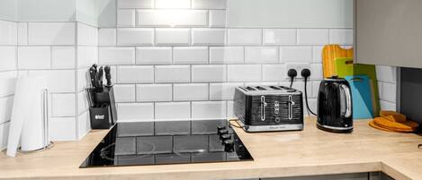 冷蔵庫、電子レンジ、オーブン、コンロ