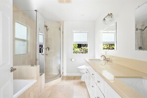 Jetted bath, hair dryer, bidet, towels - Pasadena Modern 5B House Gate + Huge Private Yard (Pasadena)