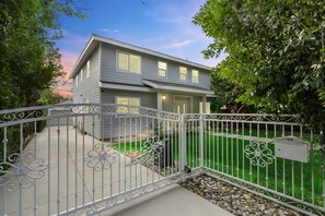 Exterior - Pasadena Modern 5B House Gate + Huge Private Yard (Pasadena)