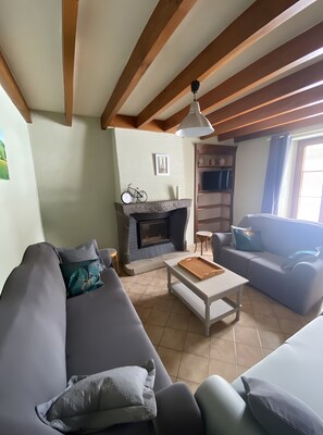 Televisión y chimenea 