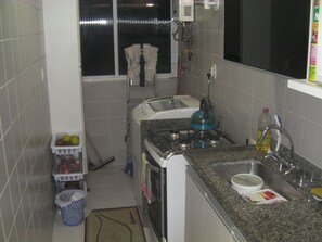 Private kitchen - Furnished 65m² 2-bedroom apartment in Catete, available for the 2026 Carnival season. (Rio de Janeiro)