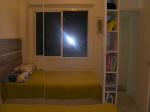 Iron/ironing board, bed sheets - Furnished 65m² 2-bedroom apartment in Catete, available for the 2026 Carnival season. (Rio de Janeiro)