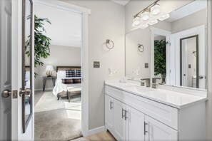 Secador de cabelo, toalhas de banho