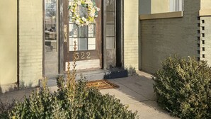 Un bâtiment sur lequel on peut lire l’inscription « HARRISON » au-dessus de l’entrée.