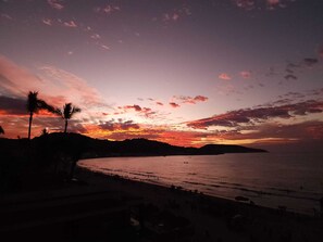 Beach - 2 Bedroom Ground Floor Condo - with the sand at your feet. (Rincón de Guayabitos)