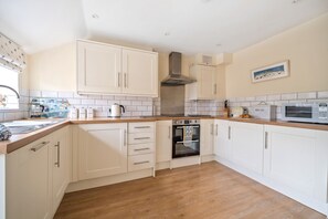 Fridge, microwave, oven, dishwasher - Ella's Cottage - sleeps 4 guests  in 2 bedrooms (Wells-next-the-Sea)
