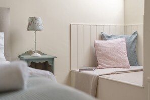 WiFi, bed sheets - Ella's Cottage - sleeps 4 guests  in 2 bedrooms (Wells-next-the-Sea)