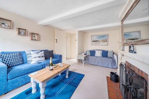 Ella's Cottage - sleeps 4 guests  in 2 bedrooms