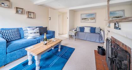 Ella's Cottage - sleeps 4 guests in 2 bedrooms