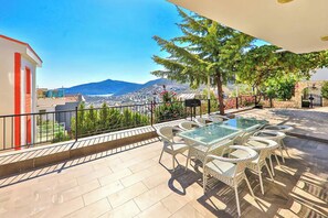 Outdoor dining - Villa Mevsim – 6 bedroom Luxury Sea View Retreat with Private Pool (Antalya)