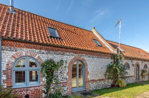 Exterior - 3 Marshland Barns 2 bedrooms - sleeps 4 guests  in 2 bedrooms (Titchwell)