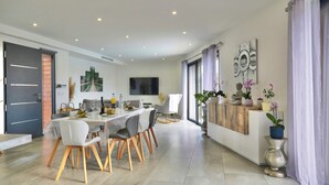 A modern dining area with a long table, chairs, and a central island with a sink. - Villa 10 people with swimming pool - Lecci (Lecci)