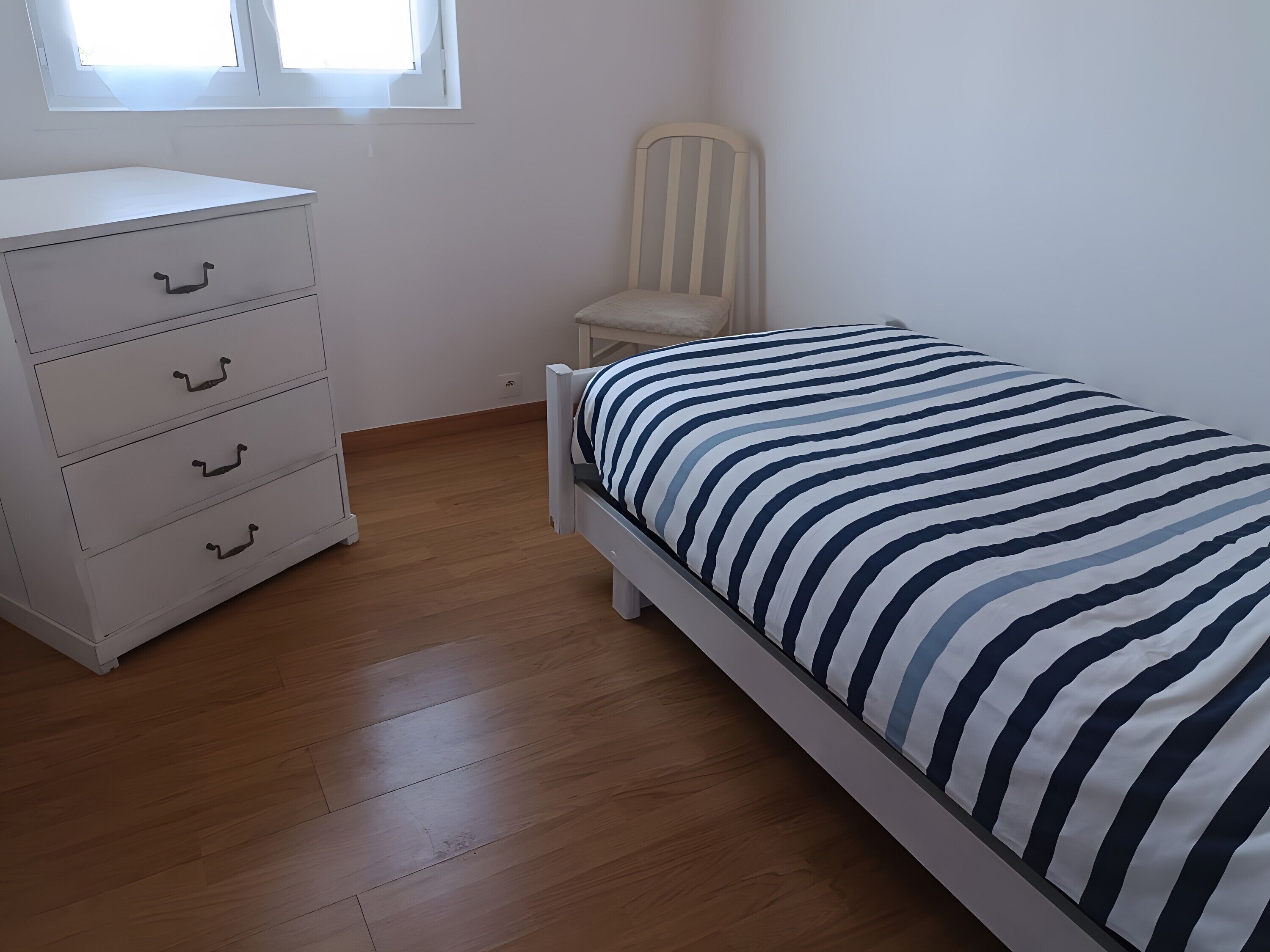 Tabla de planchar con plancha, wifi y ropa de cama 