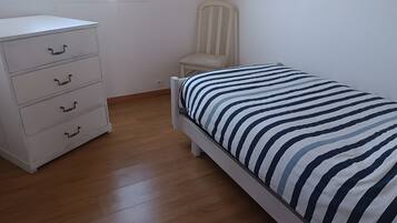 Tabla de planchar con plancha, wifi y ropa de cama