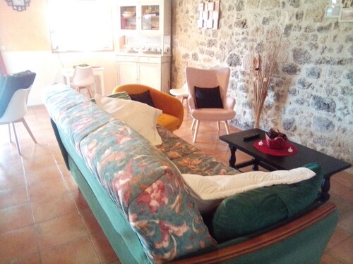 Cottage with Private Pool, Terrace, Garden and Wi-Fi in Saint-Pé-Saint-Simon